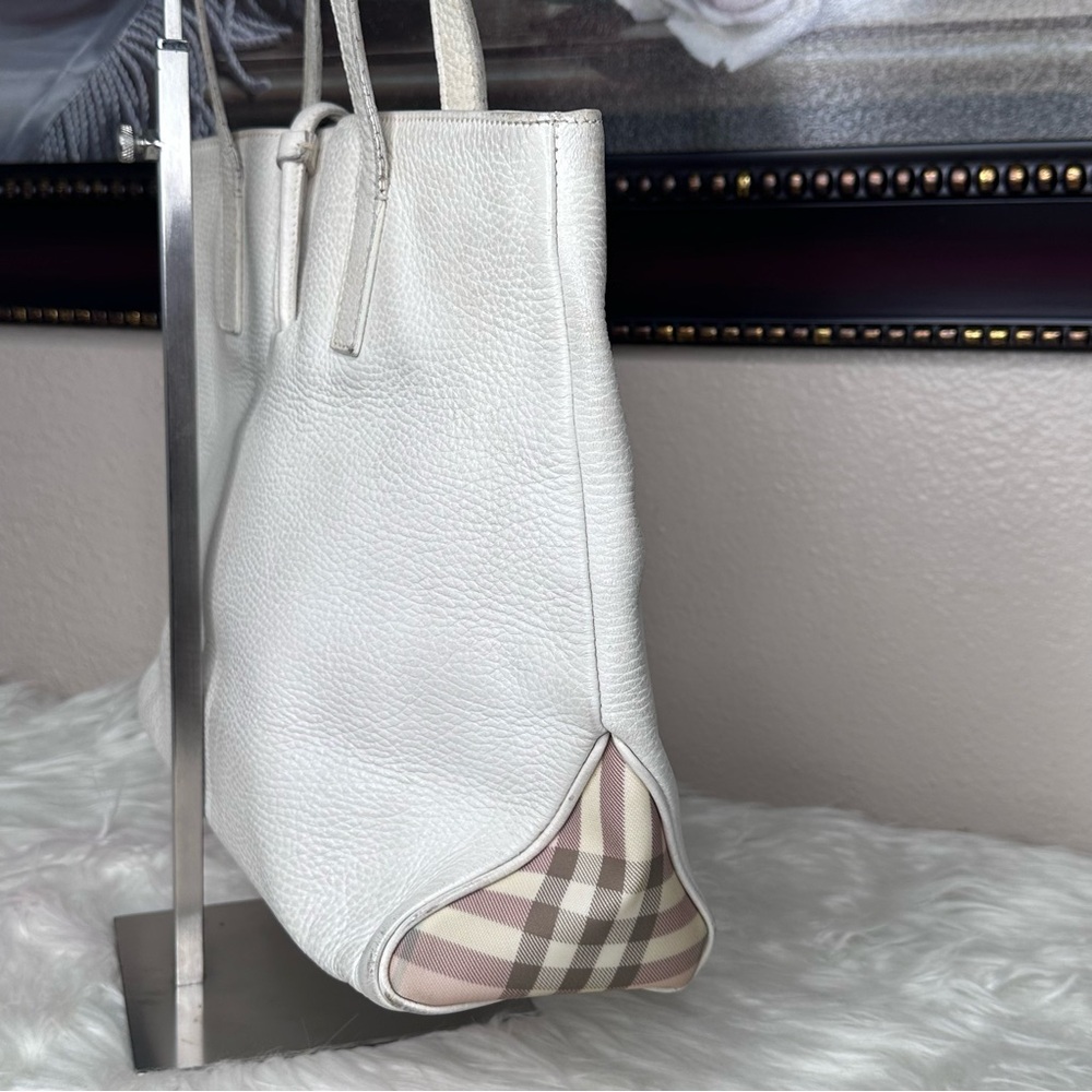 Elegant Burberry White Leather Tote Bag - Picture 7 of 16